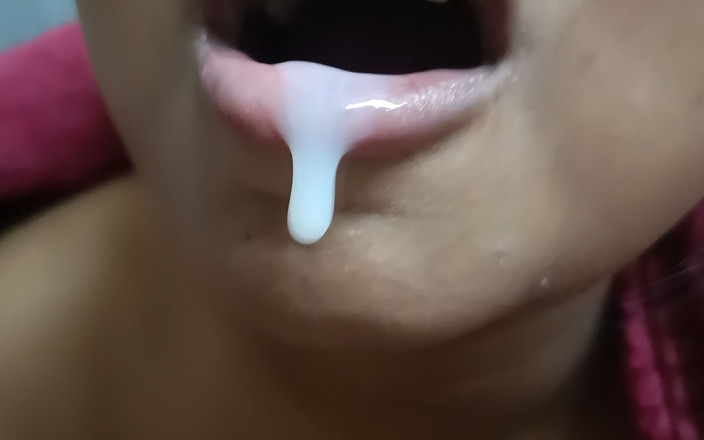 crazyguy: Büyük memeli yenge güzel sakso çekiyor ve tüm döllerini ağzına alıyor