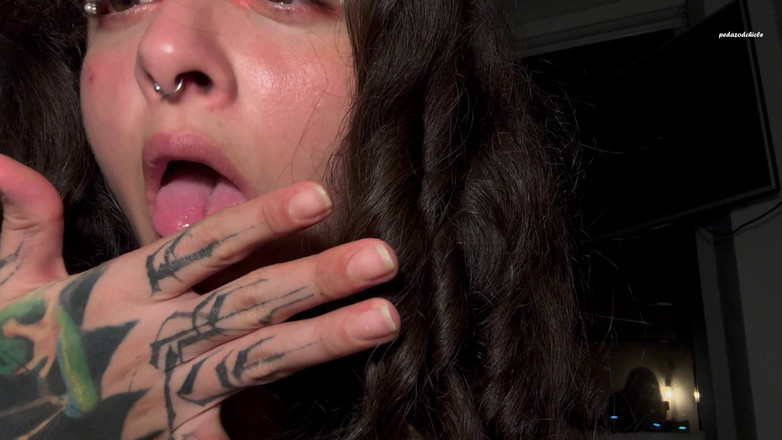 Pedazodchicle: The Giantess memutuskan untuk bermain dengan si kecil antara lidahnya...