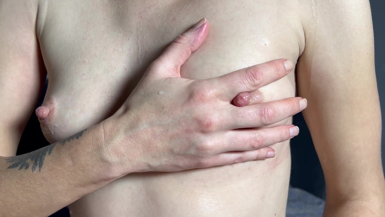 LolaLola: Masturbace na malých kozách pokrytých mrdkou s tvrdými bradavkami