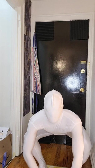 Kennie Jai: Whte Spandex와 사정을 입은 Kenniejai