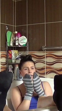 Buổi làm tình đồng tính nữ tôn sùng bàn chân bí mật của những bà nội trợ hứng tình
