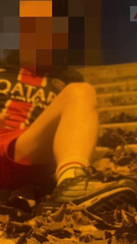 Хлопця-аматора на футбольному спорядженні спіймали на змочці на вулиці