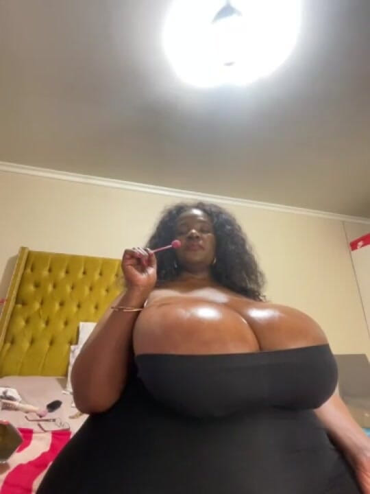 Legendary Booty Overdose: Dev zıplayan doğal memeler