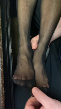Kaki seksi dengan stoking nilon seksi ini dientot habis-habisan sama kaki seksinya