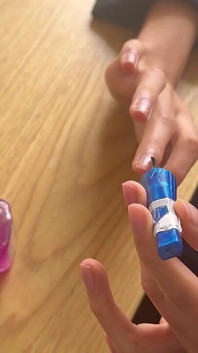 Eu pinto minhas unhas e isso me faz masturbar