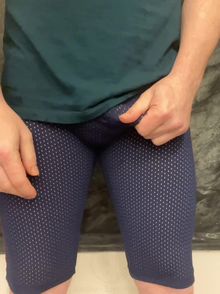 AmateurBoysPissing: ジュールズがルームメイトのサイモンに何度もおしっこをする訓練を受けた後、初めての尿の必死チャレンジで、今度は挑戦されています