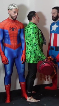 Parte 2 Super-heróis Fer se transforma em ringmaster e brinca quente com seu controle amigo-mental