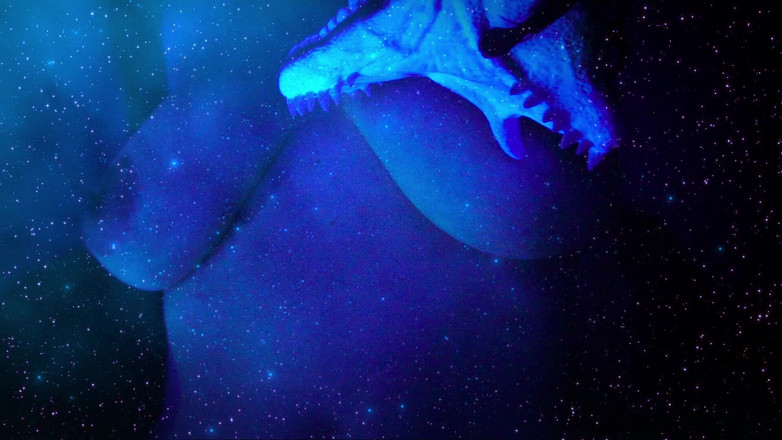 Moony: Die junge Künstlerin posiert nackt für ihre erotischen künstlerischen Experimente....