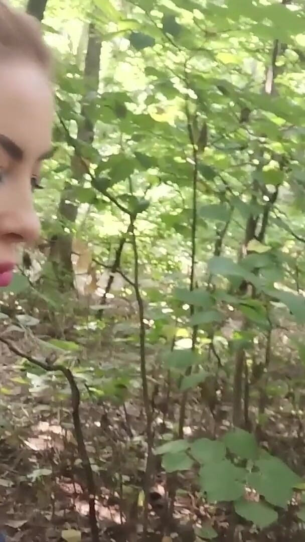 Wet Kelly: Una miLF che adora pisciare nella foresta