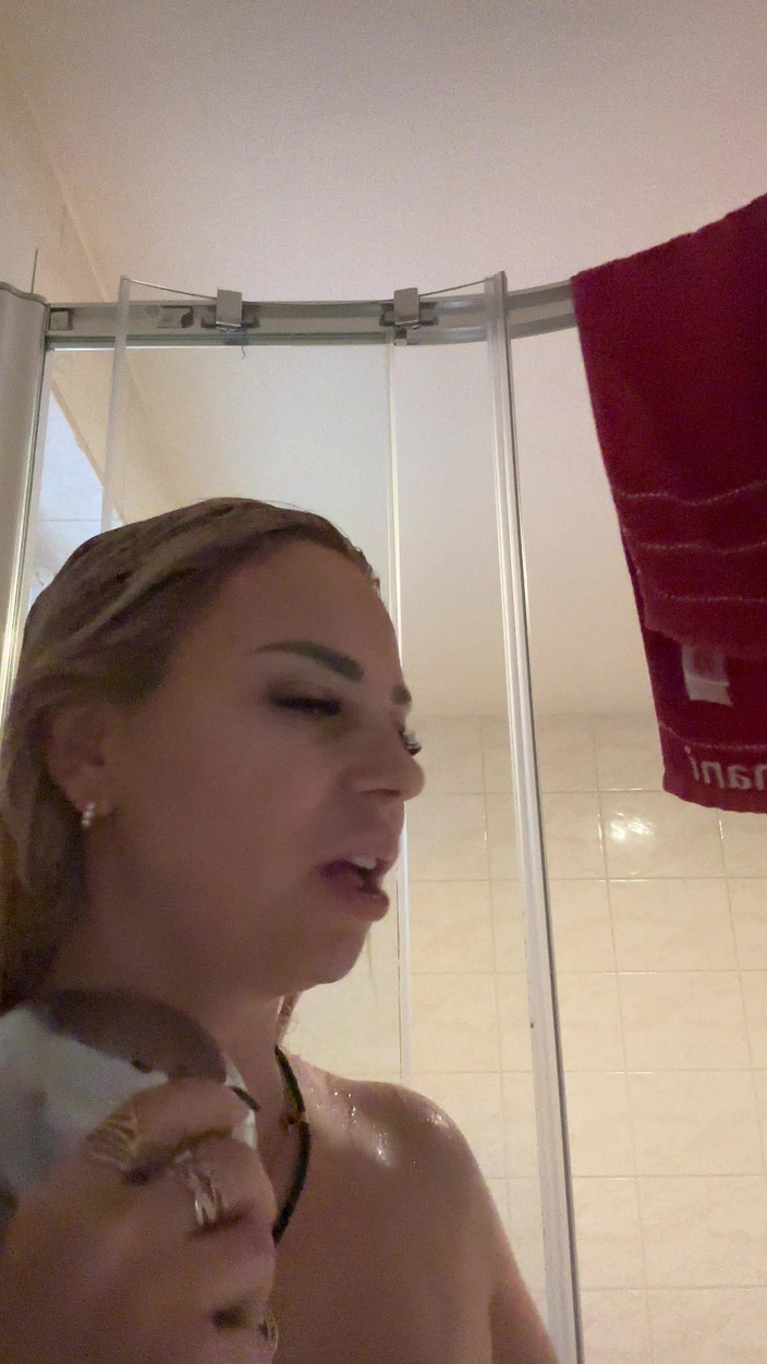 LarisaCum: Fico muito molhado quando brinco na banheira e me masturbo...