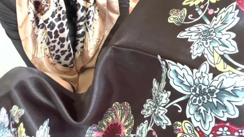 Lady Victoria Valente: Jour d’écharpe en satin ! Éjacule sur mon foulard en satin, Lady...