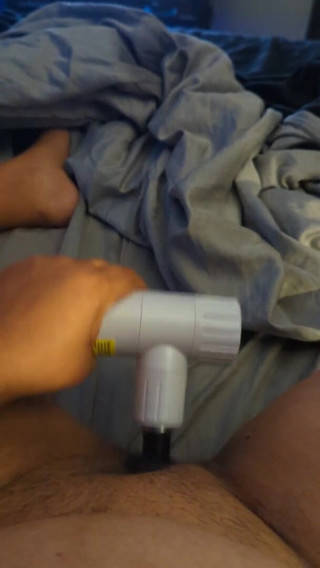 OnlyElla: 내 보지에 마사지 총, 조용히 포르노를 보고