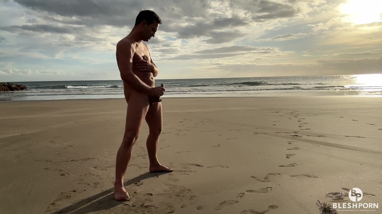 bleshporn: Tim Blesh ejaculação ao ar livre na praia