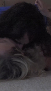 Ea se masturbează uitându-se la un videoclip în direct personalizat cu sex