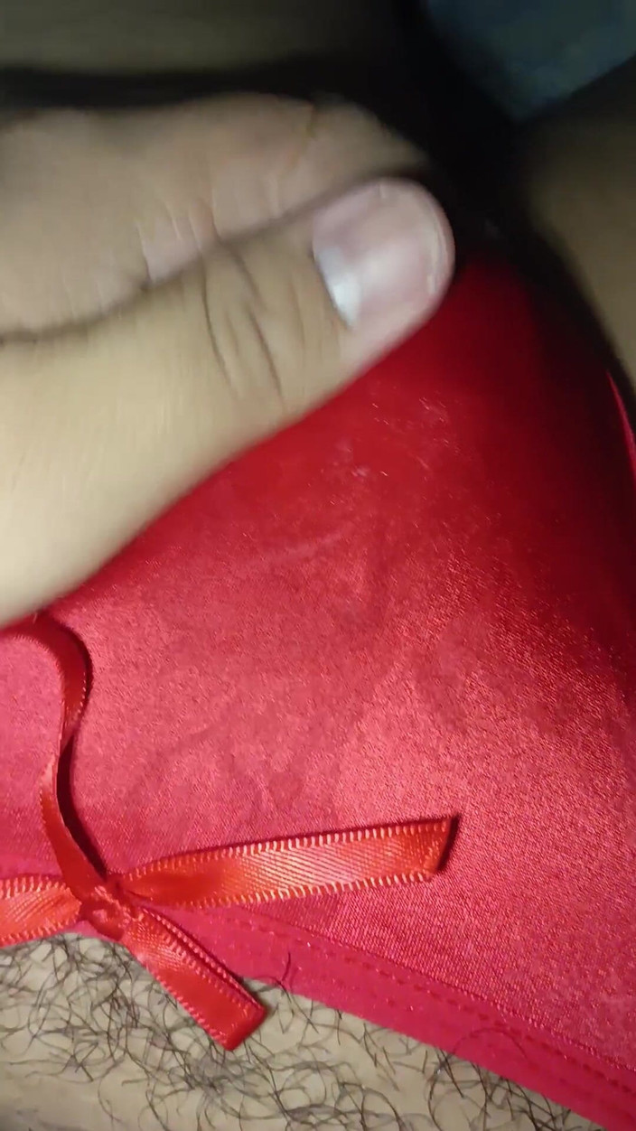 SilkPantyLove7: Thong merah seksi isteri penuh dengan air mani!