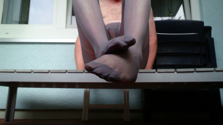 Footfetish: Sperma in Collant Sul Balcone