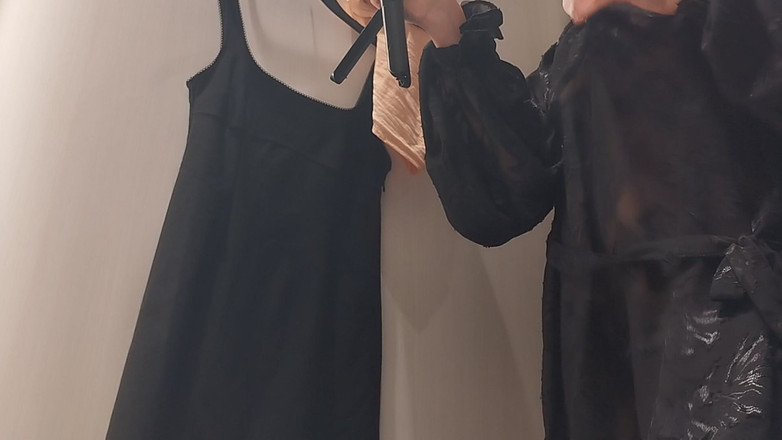 Amateur_MS: Une brune sexy dans le vestiaire