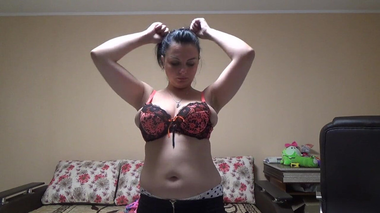 Sexy Milf: Aku suka toket besarku! Mereka tumbuh begitu cepat!
