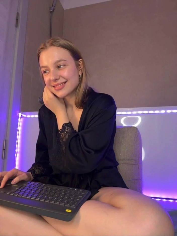 JuiceLussie: Amatoare blondă se fute atât de fierbinte în baie