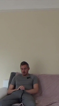 O düz ve melodik bir trans tarafından beceriliyor
