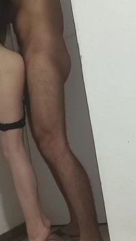 他射在我苗条的身体里，站着穿着性感内衣。