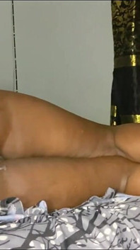 Minha meia-irmã geralmente se masturba anal enquanto ninguém está em casa, mas foi pega enquanto escancara e goza extremamente
