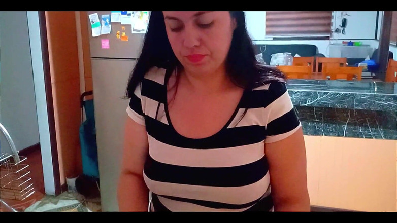 BBW Kelly Mom: 継息子の友達が私が皿洗いをしている間に来てセックスしに来ました