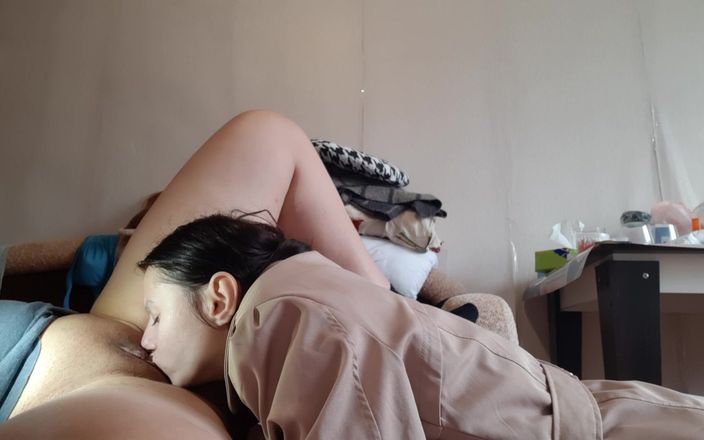 Lesbian-candys: Моя подруга трахает меня жестко и глубоко в киску, а я дрочу мой клитор с вибратором