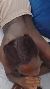 18-jarige tiener met grote tieten, een zeer ondeugende slet, had me gezegd dat ze hem met rust zou laten, maar ze loog zoals altijd