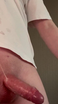 Chico Guapo Con Calcetines Blancos Masturbando Su Ropa Mojada Después Del Colegio