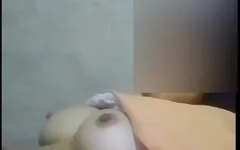 Une fille canon et sexy se masturbe en regardant des vidéos sexy toute seule