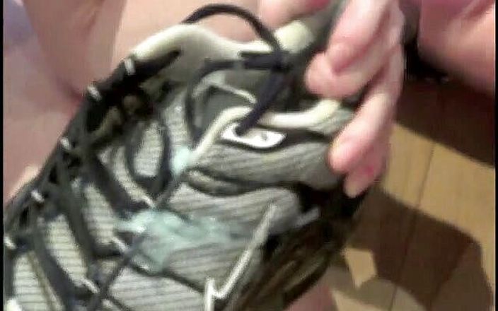 Sneaker gay: Twink heteroseksüel Arap&amp;#039;ın spor ayakkabılarını emiyor ve kokluyor