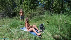 Si Dia mengintip saya dan saya memberikannya handjob di hutan berhampiran dengan pantai - Isteri Programmer, kamera dilepas, jadi tidak memancut mani