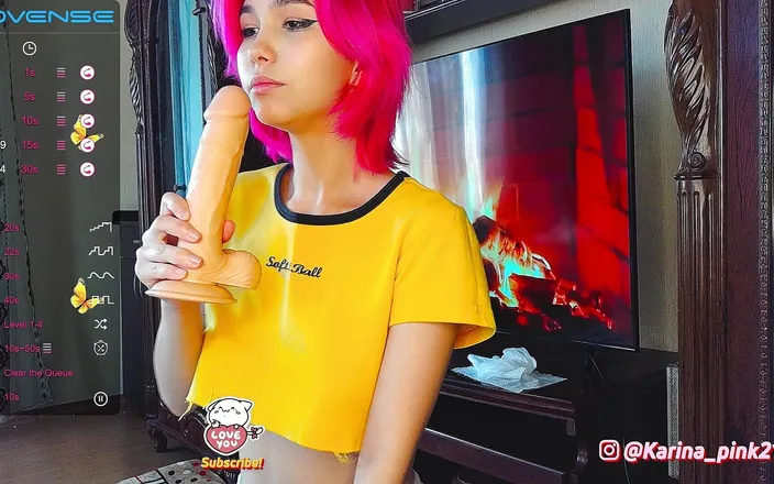 karina_lin: Una giovane donna asiatica prova succhiare un dildo di fronte...