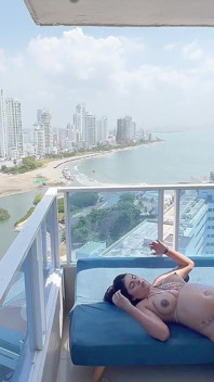 O gravidă excitată este futută tare pe balcon
