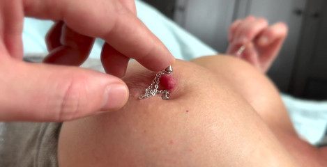 Aqua Pola: Hraje si s mými propíchnutými bradavkami