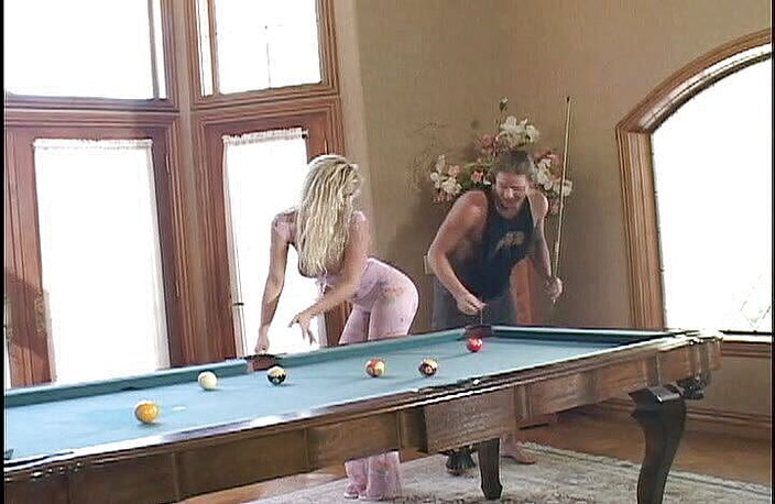 CBD Media: 巨乳の金髪熟女が彼女の穴を指で動かし、見栄えの良い男に犯される