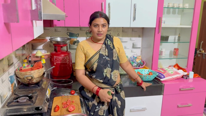 Hotty_ragini: Mi encantadora madrastra estaba cocinando en la cocina, el padrastro...
