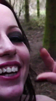 Une beauté brune à forte poitrine décide d’être une fille coquine et de sucer 3 inconnus excités lors d’une séance de dogging coquin