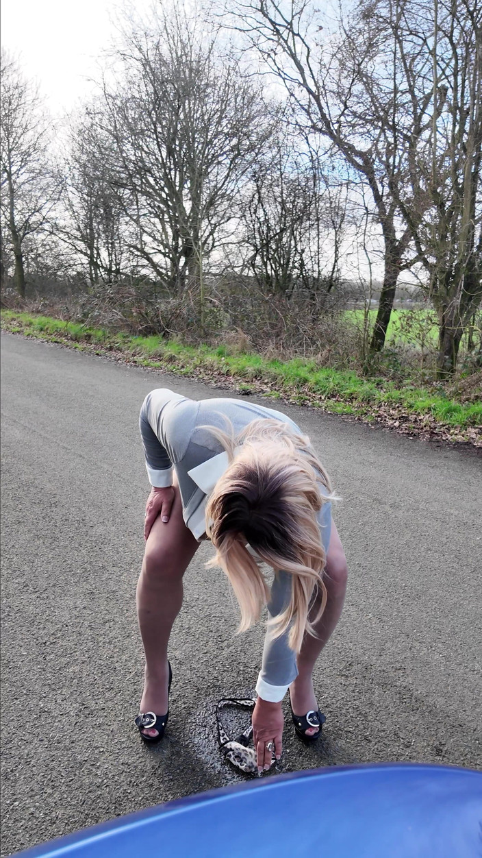 Kellycd2022: Crossdresser kellycd2022 keluar untuk berkendara sore hari dengan stoking dan...