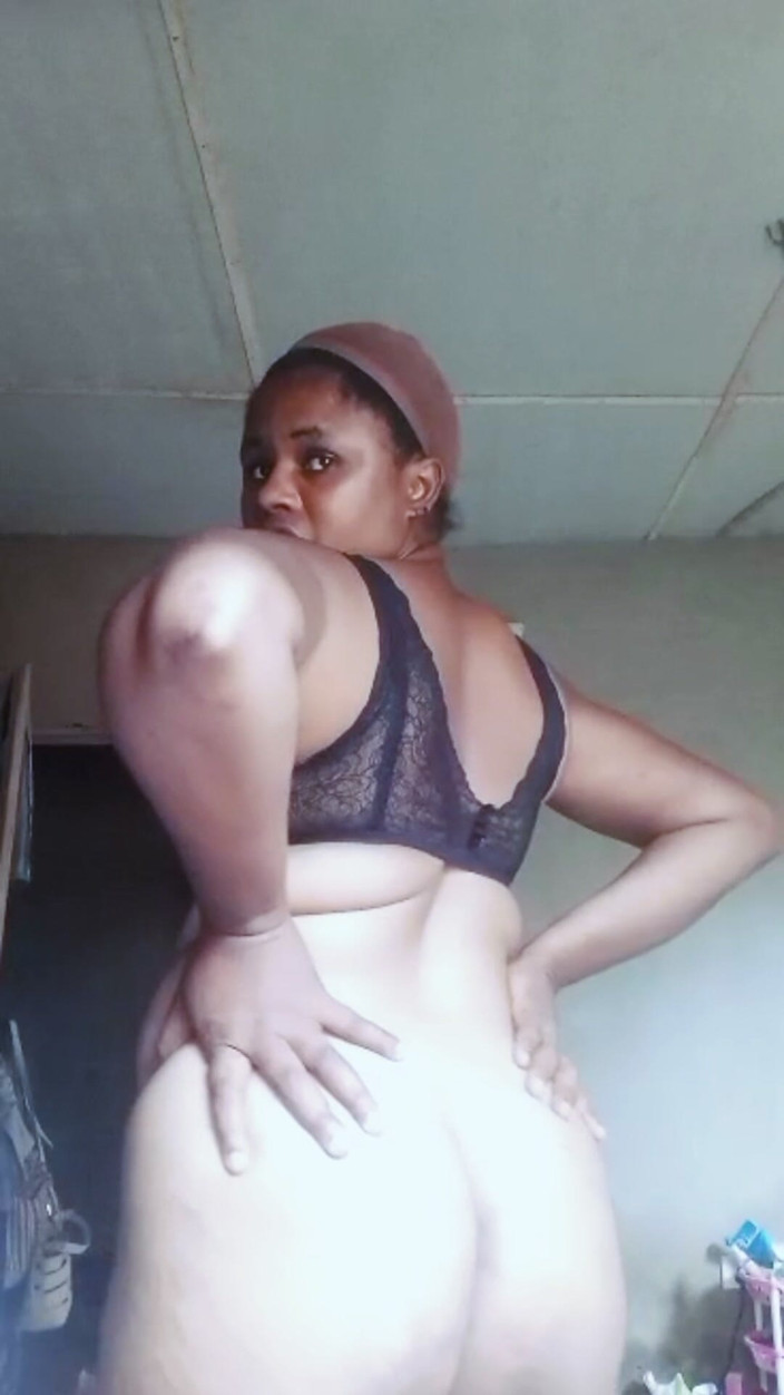 Lovelee: Une villageoise nigériane se fait squirter dans une vidéo en...