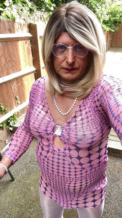 Kellycd2022: Amatérský crossdresser Kellycd2022 sexy milfka čůrá její malé růžové kalhotky a...