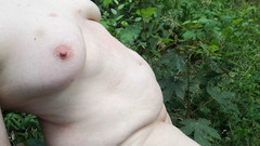 Bouncy Tits Action: Den v lese - bičování břicha