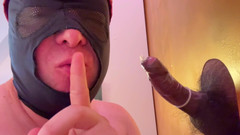 GLORYHOLEGAYS: On (18) to chce tvrdě - a dostane to v Gloryhole