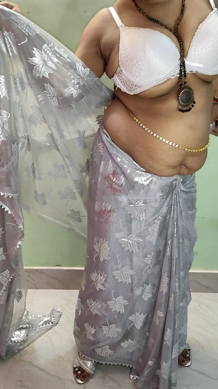 Kavita suman: Isteri montel India menari bogel bahagian 1