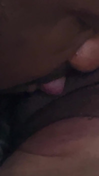 Sexy miLF dai capelli scuri con gli occhiali ottiene il suo primo cazzo nero