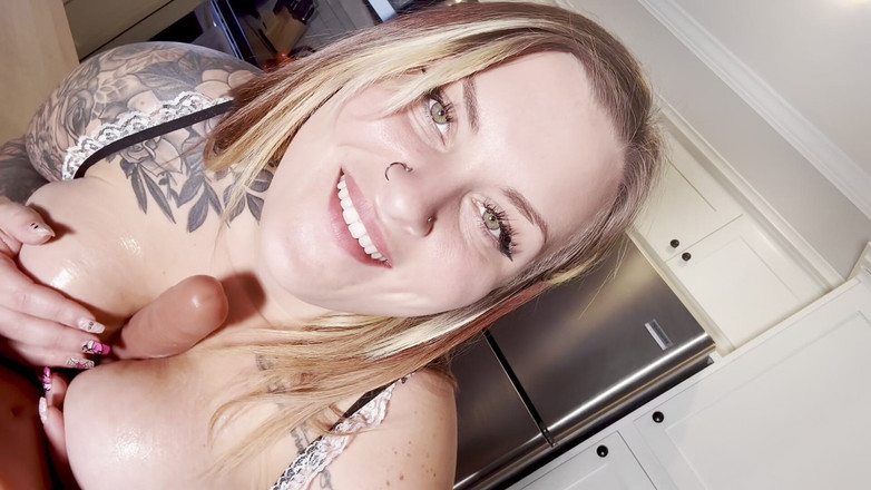 Chandler Knight: Pokojówka robi bałagan: tryska na penisa i degustuje go