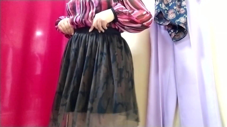 Elena: Anal plug in MILF ass in mall fitting room