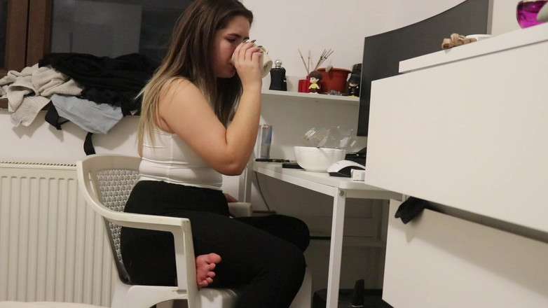 NipsAndStrips: Scoreggia mentre mangia alla mia scrivania