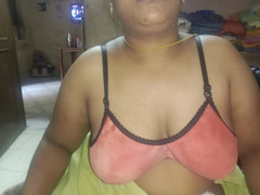 Tamil Anti Uma: Tamilská Uma roztáhne svou sexy kundičku a manžel se dívá...